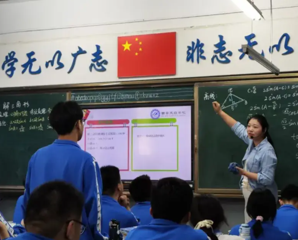 新教材新课程目标的讲堂施行才能推动高中双新常态化进讲堂