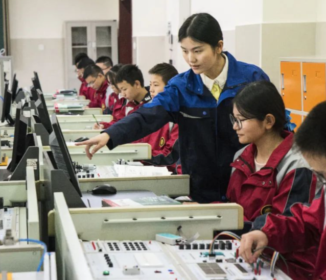 关键技能打破研究成果融入课程教育带着学生到研制一线解说案