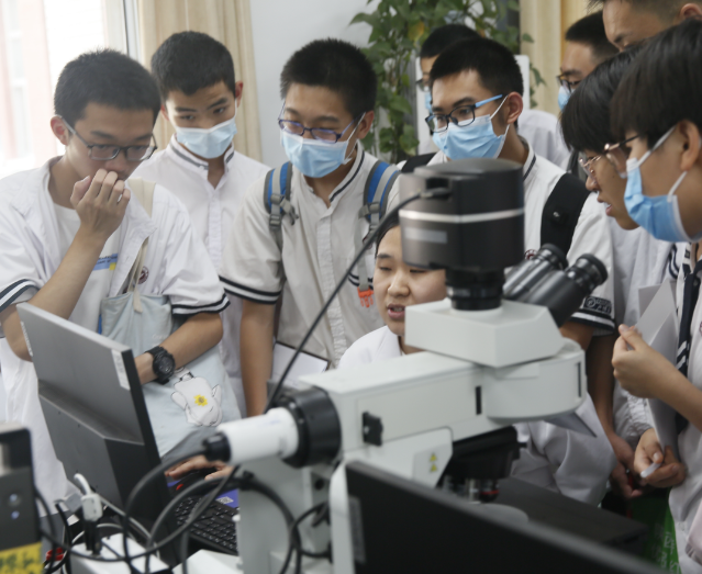 当中的讲堂经过光纤直达讲堂当名师在“专递讲堂”上为乡村孩